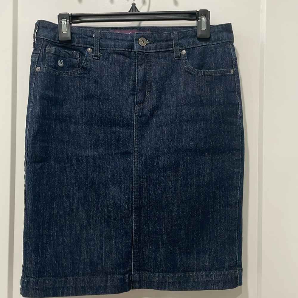 Gloria Vanderbilt Amanda skirt in dark wash embellished size 6 denim skirt